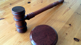 Молоток судьи / Фото: pxhere.com 