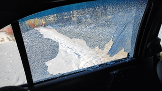 Простреленное окно в автомобиле / Фото: Barnaul 22