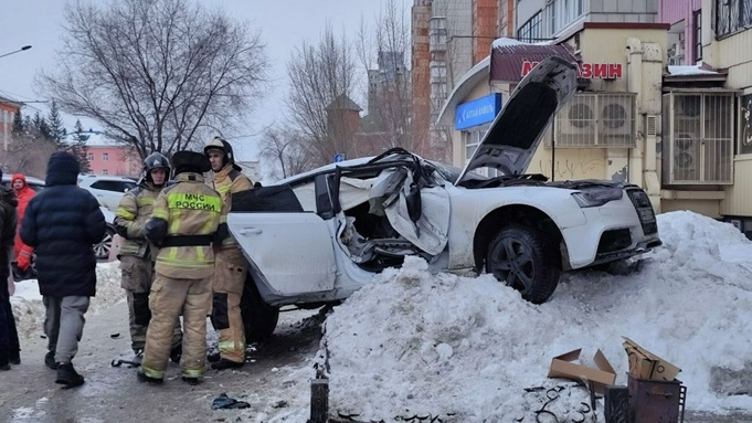 ДТП на пересечении Молодежной и Красноармейского / Фото: amic.ru