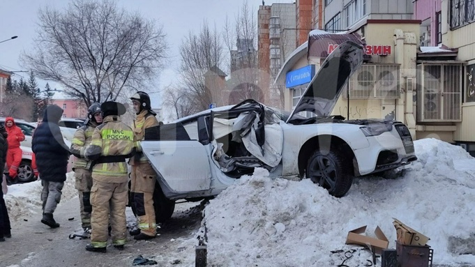 ДТП на пересечении Красноармейского и Молодежной / Фото: amic.ru