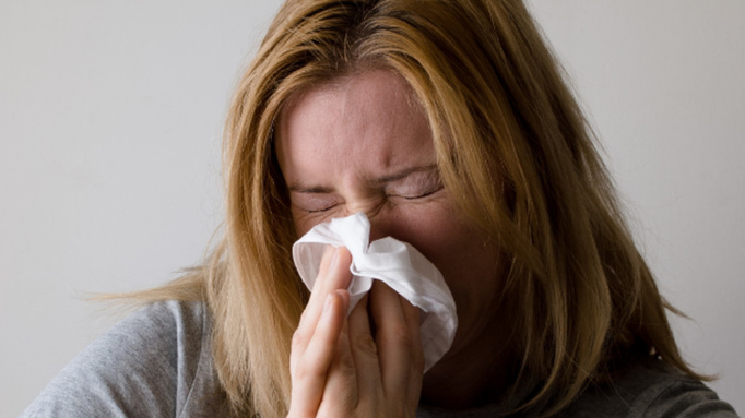 Чихающая женщина / Фото: pxhere.com