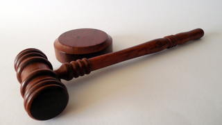 Молоток судьи / Фото: pxhere. com