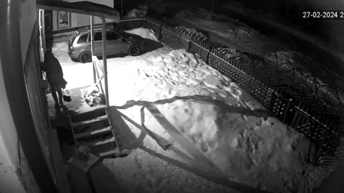 Анастасия спасается у соседей / Скриншот из видео с камер видеонаблюдения