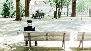 Мужчина сидит на скамейке / Фото: unsplash.com