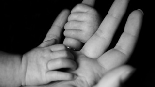 Руки матери и младенца / Фото: unsplash.com
