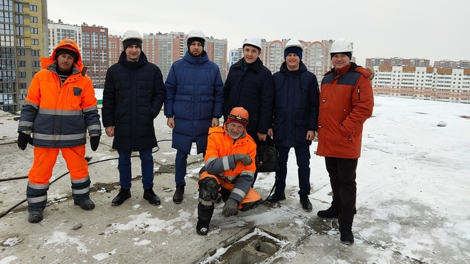 Эксперты РЦК и представители ООО "Жилищная инициатива" / Фото: КАУ "АЦКР" 
