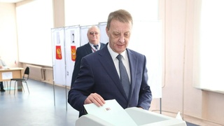 Вячеслав Франк на избирательном участке / Фото: мэрия Барнаула