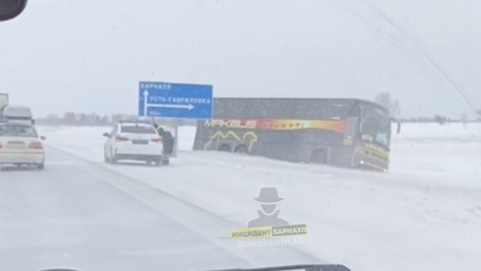 ДТП с автобусом / Кадр: "Инцидент Барнаул"