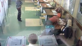 Жительница Барнаула попыталась порвать книгу избирателей на выборах президента/ Фото: Центр общественного наблюдения в Барнауле