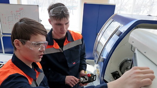 Студенты работают с техникой / Фото: "Бизнес ФМ Барнаул"