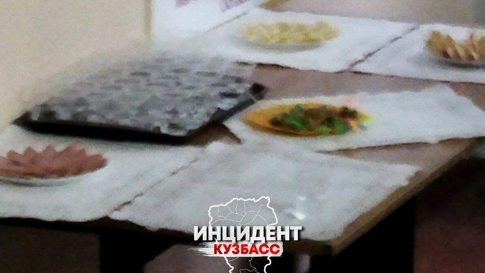 Водка и закуска на избирательном участке / Фото: "Инцидент Кузбасс"