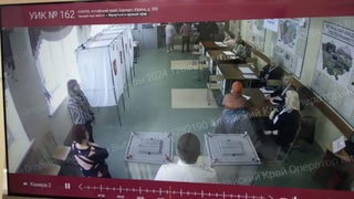 Жительница Барнаула попыталась порвать книгу избирателей на выборах президента/ Фото: Центр общественного наблюдения в Барнауле