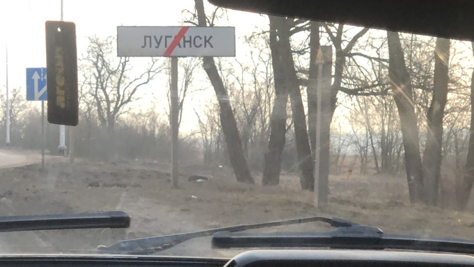 Табличка на въезде в Луганск / Фото: amic.ru