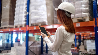 Промышленный склад. Планшет. Заказ товара / Фото: zinkevych / freepik.com