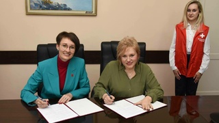 Ирина Рыбина и Ирина Шереметьева / Фото: пресс-служба АГМУ
