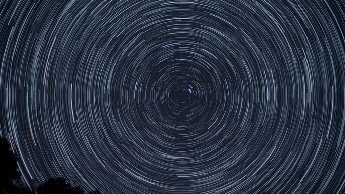 Круговорот звезд на ночном небе / Фото: pixabay.com