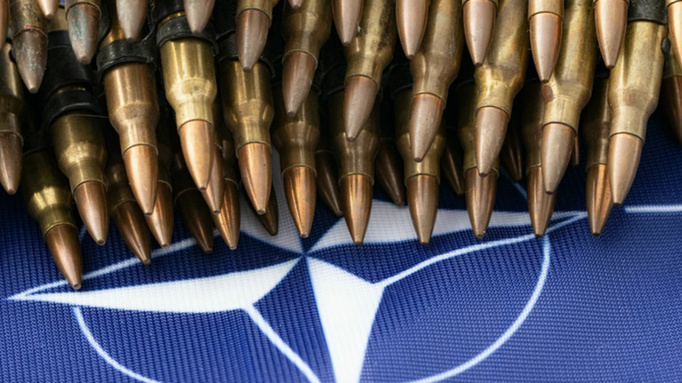 Флаг НАТО и патроны / Фото: unsplash.com