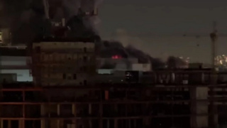Дым над зданием 