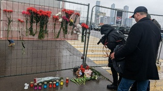 Люди несут цветы, чтобы почтить память погибших в теракте / Фото: Антон Дегтярев