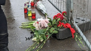Стихийный мемориал возле "Крокус Сити Холла" / Фото: amic.ru
