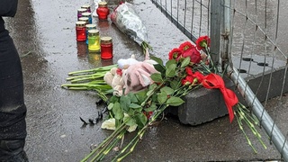 Стихийный мемориал возле "Крокус Сити Холла" / Фото: amic.ru