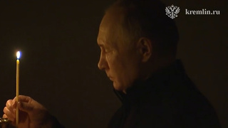 Путин ставит свечку в церкви / Кадр из видео