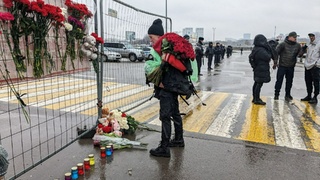 Люди несут цветы к месту трагедии. Фото: Антон Дегтярев/amic.ru