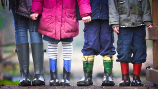 Дети в сапогоах / Фото: unsplash.com