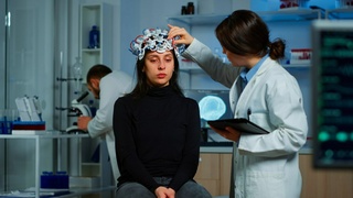 Исследование головного мозга/<a href="https://ru.freepik.com/free-photo/professional-doctor-in-neuroscience-developing-treatment-for-neurological-diseases-examining-patient-evolutions-doctor-researcher-adjusting-eeg-headset-analyzing-brain-functions-and-health-status_17787316.htm#fromView=search&page=1&position=16&uuid=e377cf1a-5bac-4aaf-95f1-ece8936b0f42">Изображение от DC Studio на Freepik</a>