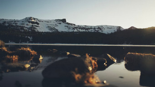 Закат на озере у гор / Фото: unsplash.com