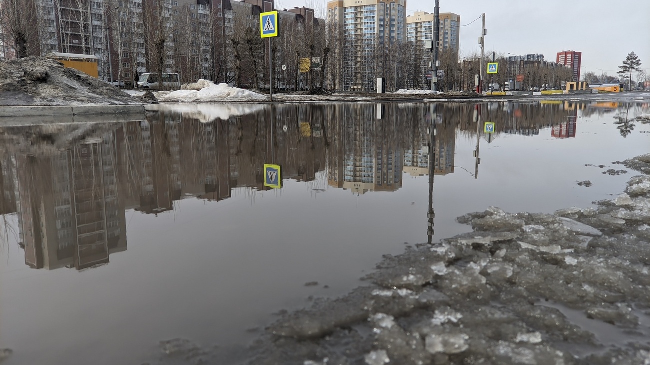 Весенние ручейки в городе. Ориентирование по таянию снега на склонах. Весенние ручьи. Таяние снега в городе. Бегут ручьи журчат.