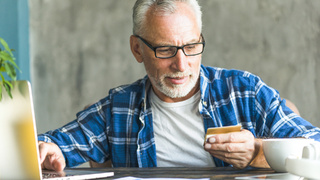 Пенсионер. Банковская карта / Фото: freepik.com