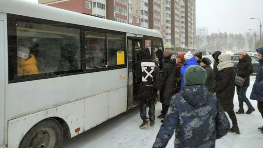 Автобус на остановке / Фото: amic.ru