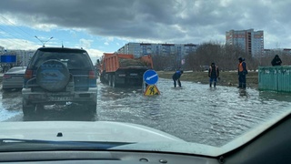 Улицу Попова затопило в Барнауле / Фото: t.me/brnl01
