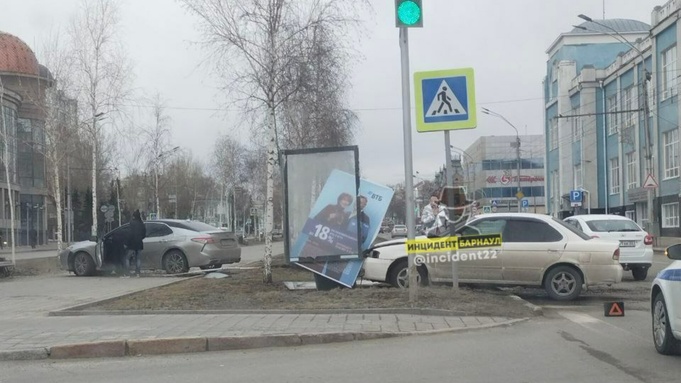 ДТП на пересечении проспекта Ленина и улицы Ползунова / Фото: "Инцидент Барнаул"