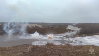 Взрывные работы на реке / Фото: ГУ МЧС по Алтайскому краю