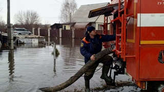 Сотрудники МЧС проводят откачу воды в Зудилово. Фото: МЧС России по Алтайскому краю