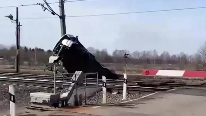 Место столкновения автобуса и поезда / Кадр из соцсетей