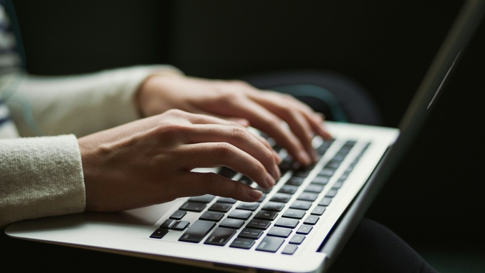 Женщина за компьютером / Фото: unsplash.com