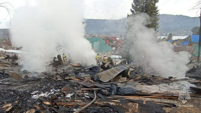 Пожар в селе Иогач / Фото: МЧС Республики Алтай