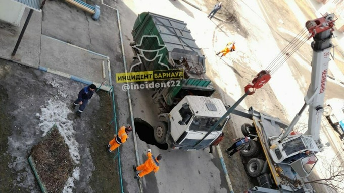 Асфальт провалился во дворе дома в Барнауле / Фото: "Инцидент Барнаул"
