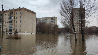 Затопленные многоэтажки в Орске / BAZA
