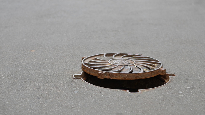 Открытый люк / Фото: photogenica.ru