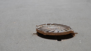 Открытый люк / Фото: photogenica.ru