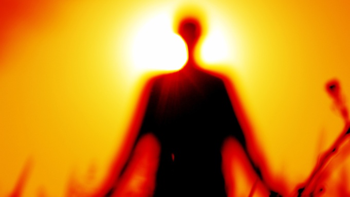 Силуэт человека в лучах солнца / Фото: pxhere.com
