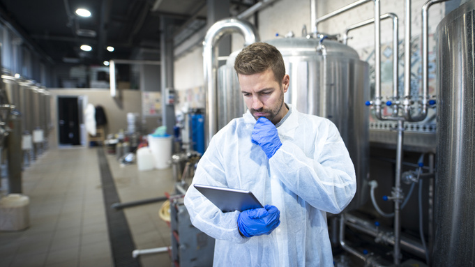 Производственный цех. Технолог / Фото: aleksandarlittlewolf / freepik.com