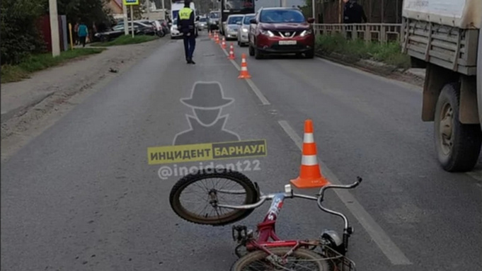 Фото с места ДТП на улице Радужной / Фото: "Инцидент Барнаул"