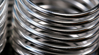 Металлические браслеты, круги / Фото: freepik.com