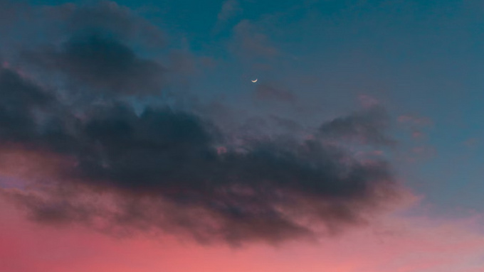 Луна в закатном небе / Фото: unsplash.com