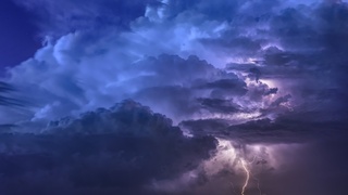 Небо с тучами и молниями / Фото: pixabay.com